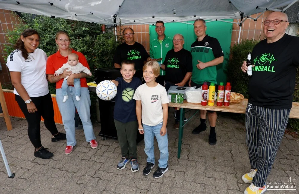 Helferinnen, Helfer und Vereinsmitglieder des TVG Kaiserau am Grillstand